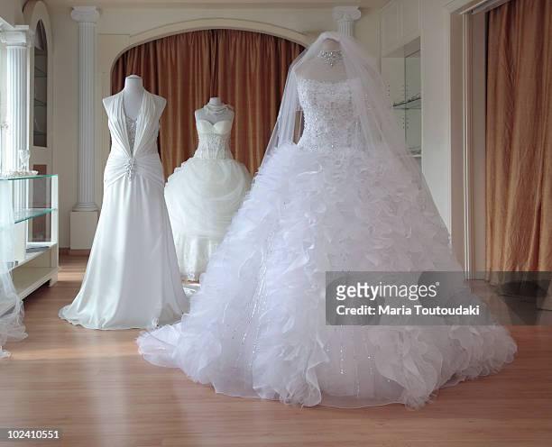 wedding dresses - mannequin stockfoto's en -beelden