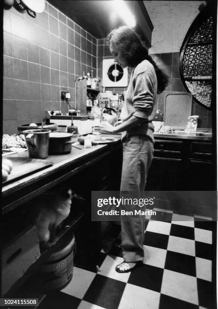 Model Marie Helvin preparing lunch in the kitchen of the London home she shares with photographer David Bailey, UK, August 8 1977.