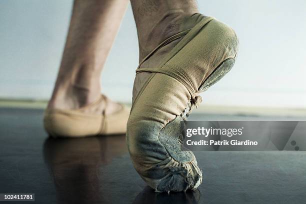 close up of ballet dancers feet in toe shoes - pies bailando fotografías e imágenes de stock