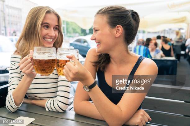 在戶外咖啡館喝啤酒的女性朋友 - beautiful czech women 個照片及圖片檔