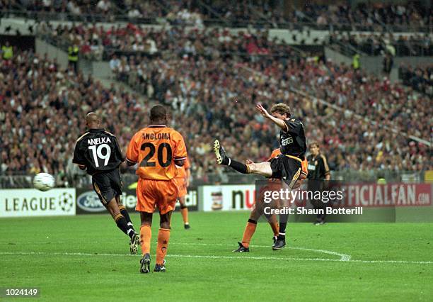 Steve McManaman of Real Madrid scores their second goal during the European Champions League Final 2000 against Valencia at the Stade de France,...