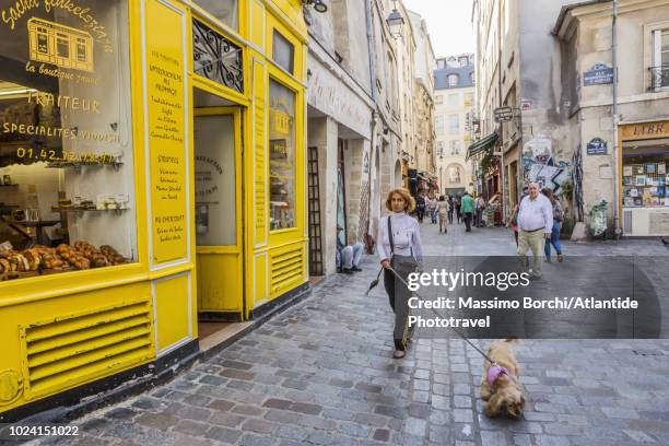 marais, jewish quarter, rue des rosiers - boulangerie paris stock pictures, royalty-free photos & images