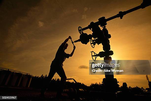 oil worker - olie industrie stockfoto's en -beelden