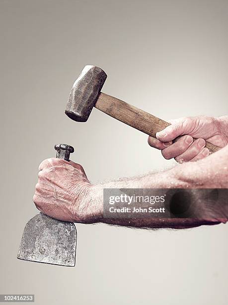 hands holding a hammer and chisel - chisel fotografías e imágenes de stock