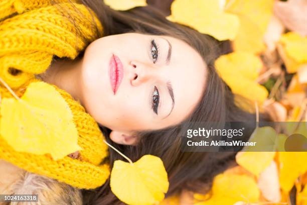 boven uitzicht op mooie herfst vrouw. - autumn makeup stockfoto's en -beelden
