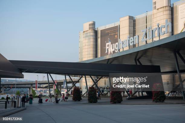 passagers à l’aéroport de zurich suisse - aéroport de zürich photos et images de collection