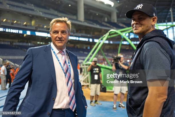 Al Leiter speaks with Aaron Boone of the New York Yankees before the game against the Miami Marlins at Marlins Park on August 21, 2018 in Miami,...