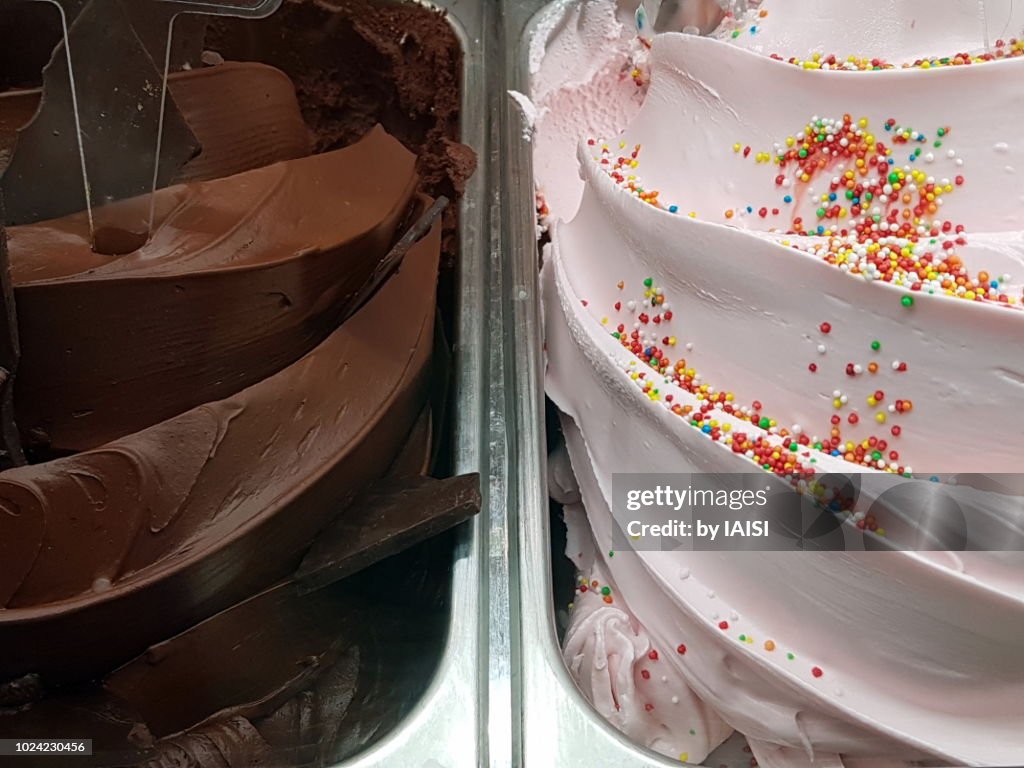 Ice cream, chocolate and bubble gum flavor