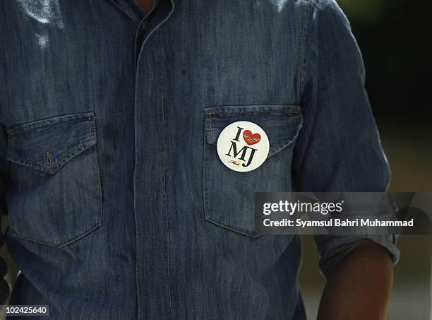 Malaysian fan wears a badge on his shirt during a gathering to mark the one year anniversary of pop icon Michael Jackson on June 26, 2010 in Shah...