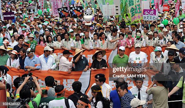 Protesters from Taiwan's main opposition Democratic Progressive Party march with banners and placards during an anti-ECFA demonstration in Taipei on...