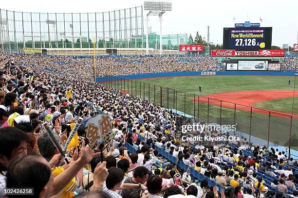 Fan Toast 46 Largest Stadium Screen In The World Stock Photos, High-Res Pictures ...