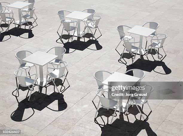 chairs and tables of a street cafe - café esplanada imagens e fotografias de stock