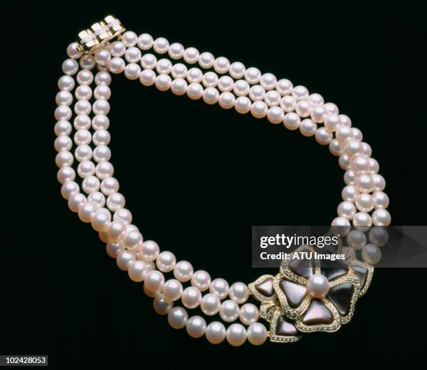 pearl necklace - collares fotografías e imágenes de stock