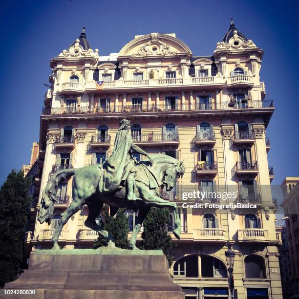 Building With Ramon Statue 39 Ramon Berenguer Iii Of Barcelona Stock Photos, High-Res Pictures ...