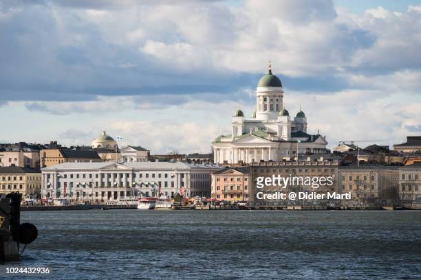 beautiful view of helsinki skyline with the famous helsinki cathedral overlooking the old town from the harbor in finland capital city. - helsinki foto e immagini stock