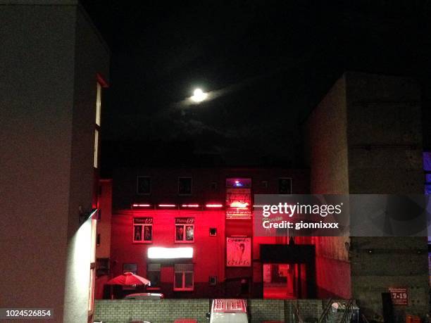 vulkanstrasse 紅燈區夜間在德國杜伊斯堡 - bordello 個照片及圖片檔
