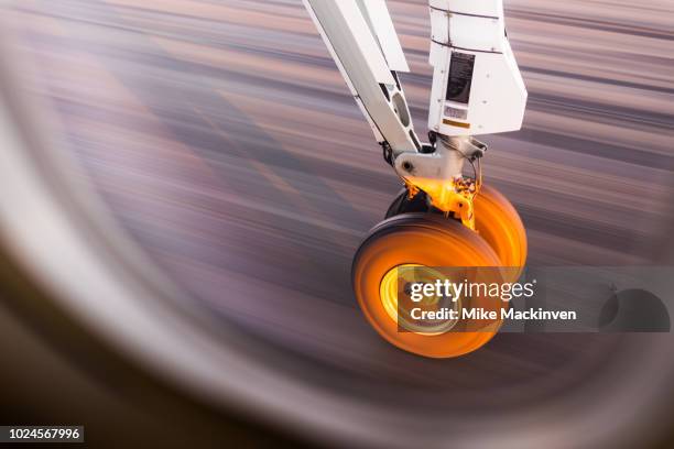 landing gear - plane landing stock pictures, royalty-free photos & images
