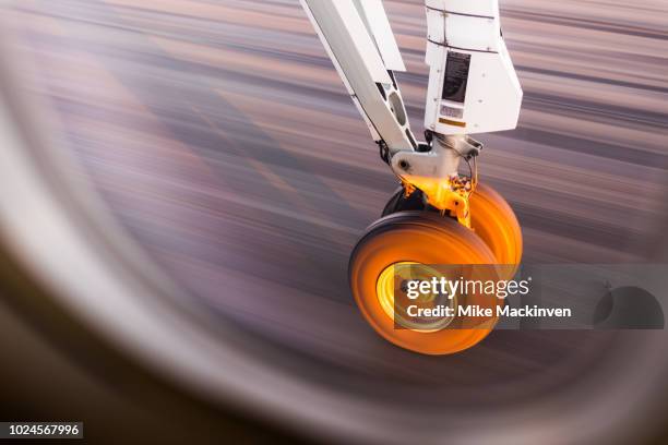 landing gear - landing gear stock pictures, royalty-free photos & images