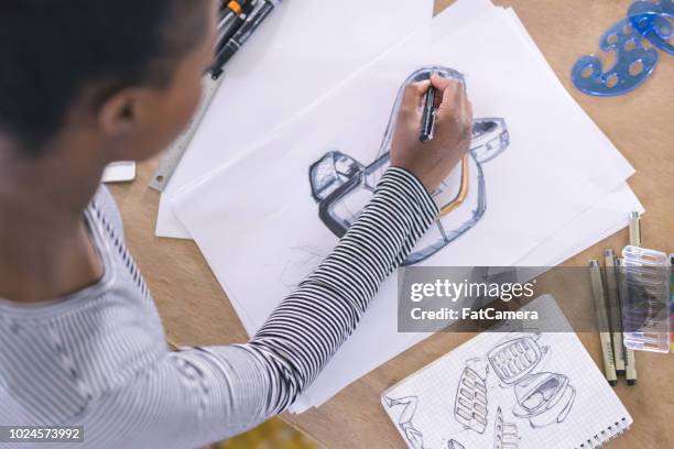 grafisch ontwerper werken in moderne studio ruimte - industriële vormgever stockfoto's en -beelden