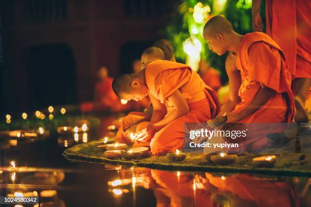 monges no templo de phan tao durante o loi krathong festival - província de chiang mai - fotografias e filmes do acervo
