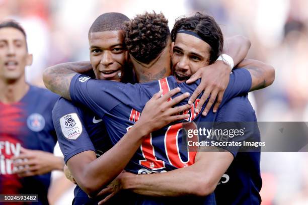 Edinson Cavani of Paris Saint Germain celebrates 1-0 with Kylian Mbappe of Paris Saint Germain, Neymar Jr of Paris Saint Germain during the French...