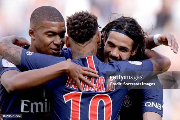 Edinson Cavani of Paris Saint Germain celebrates 1-0 with Kylian Mbappe of Paris Saint Germain, Neymar Jr of Paris Saint Germain during the French...