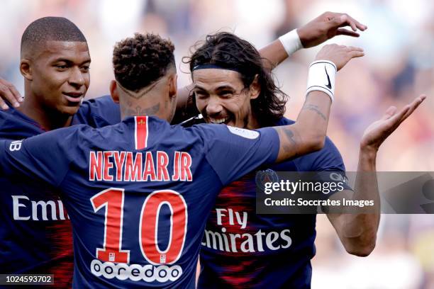 Edinson Cavani of Paris Saint Germain celebrates 1-0 with Kylian Mbappe of Paris Saint Germain, Neymar Jr of Paris Saint Germain during the French...