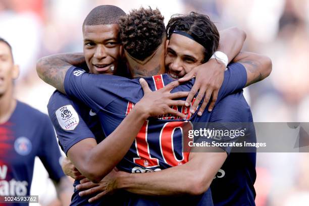 Edinson Cavani of Paris Saint Germain celebrates 1-0 with Kylian Mbappe of Paris Saint Germain, Neymar Jr of Paris Saint Germain during the French...