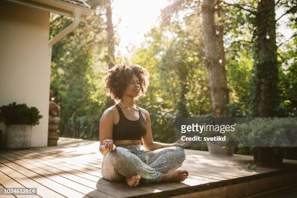 verano de yoga - meditation outdoors fotografías e imágenes de stock