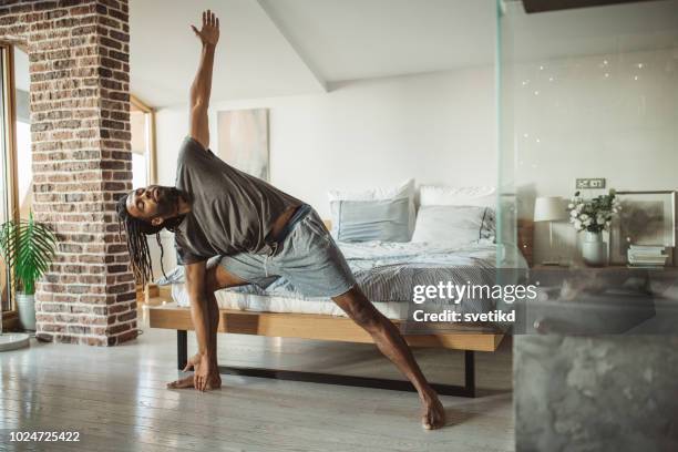 première chose le matin pour lui est yoga - man doing yoga in the morning photos et images de collection