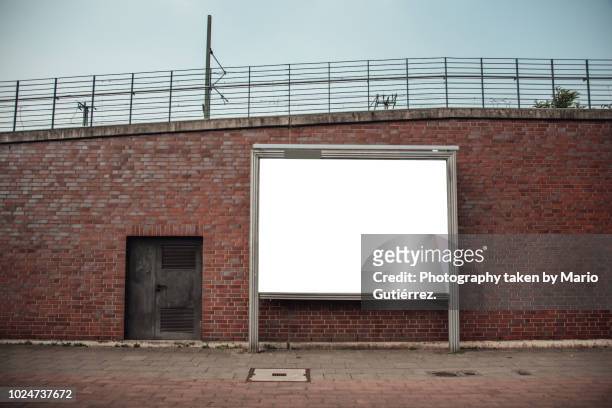 blank billboard outdoors - placard stock-fotos und bilder