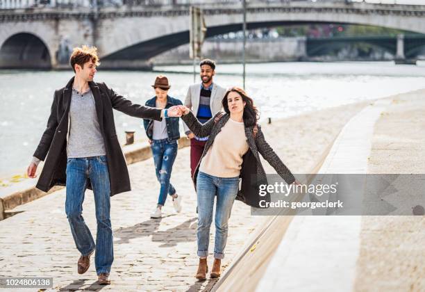 amici che si godono il sole di parigi - french culture foto e immagini stock