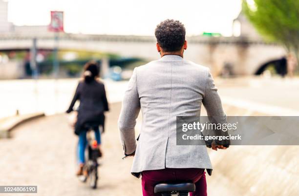 touristen, die radfahren zusammen zur erkundung von paris, frankreich - paris millenials stock-fotos und bilder