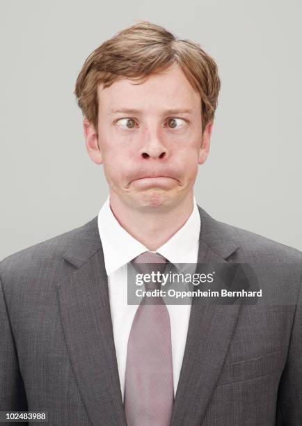 businessman in suit going cross eyed  - louche photos et images de collection