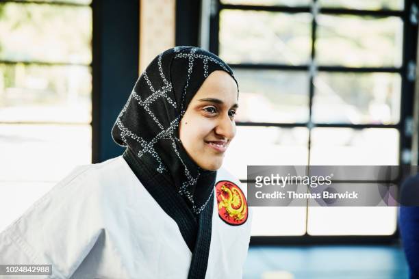 portrait of smiling female muslim self defense instructor in gym - heroine sport 2018 stock-fotos und bilder