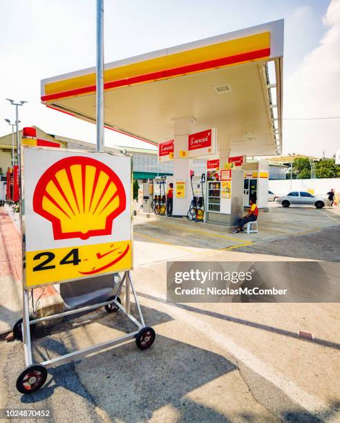 gasolinera shell en bangkok tailandia - shell brand name fotografías e imágenes de stock