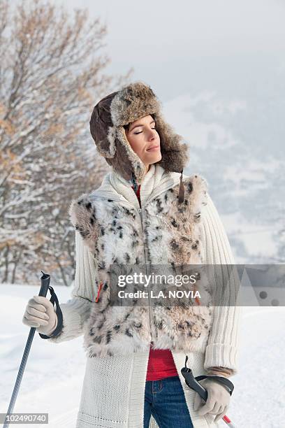 young woman with ski poles, eyes closed - vestido de novia - fotografias e filmes do acervo