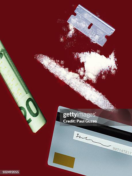 ilustrações, clipart, desenhos animados e ícones de credit card, dollar bill, razor and lines of cocaine - cocaína