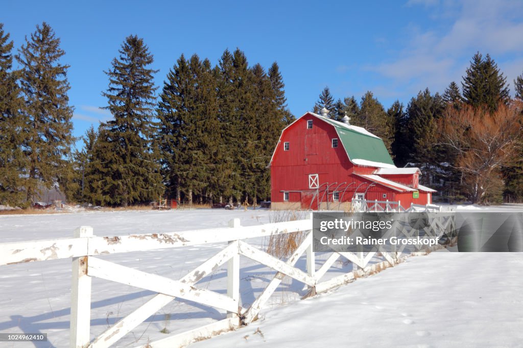 Red Barn bei Carp Lake in winter