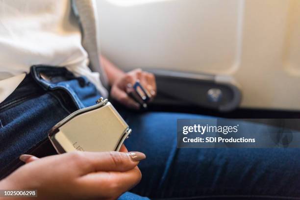 nicht erkennbare frau befestigt airline seatbelt - zusammengehören stock-fotos und bilder