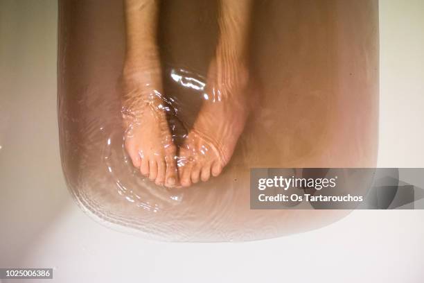 pies en bañera con agua sucia - dirty feet stock-fotos und bilder