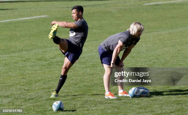Embrose Papier and Faf de Klerk train during South Africa Captain's Run before the The Rugby Championship 2018 match against South Africa at Estadio...