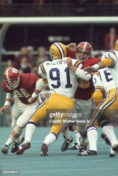 Alabama John Hannah in action vs LSU Charles Miciotto . Birmingham, AL CREDIT: Walter Iooss Jr. 079007028