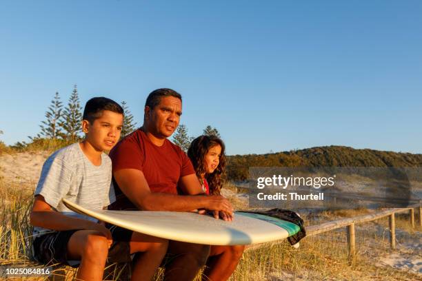 australian aboriginal father and children - australian aboriginal children stock pictures, royalty-free photos & images