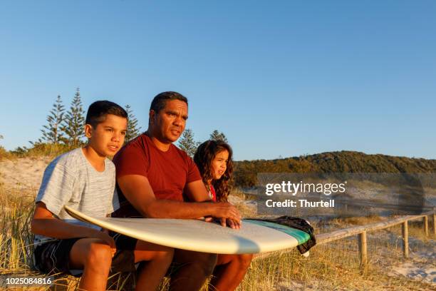 australian aboriginal father and children - indigenous culture stock pictures, royalty-free photos & images