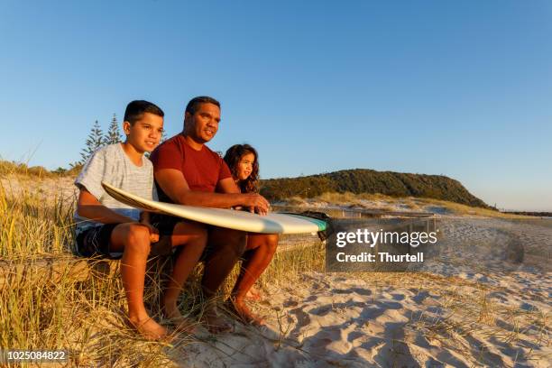 australian aboriginal vater und kinder - australian aboriginal children stock-fotos und bilder