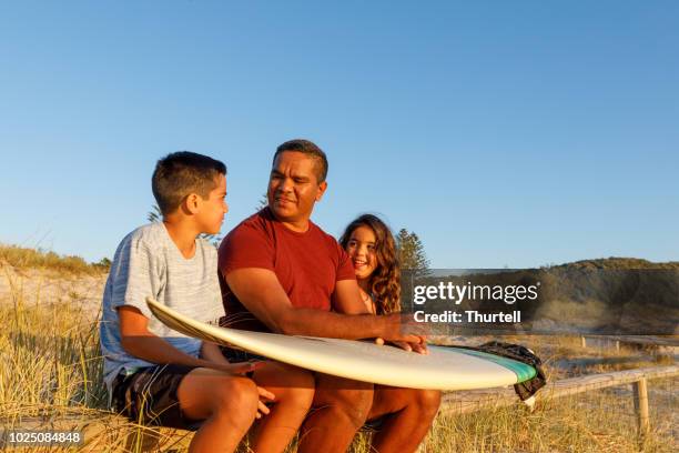 australiano aborigen padre e hijos - cultura australiana fotografías e imágenes de stock