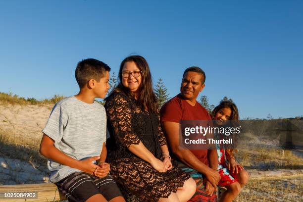 australische aboriginal familie - aborigines stockfoto's en -beelden