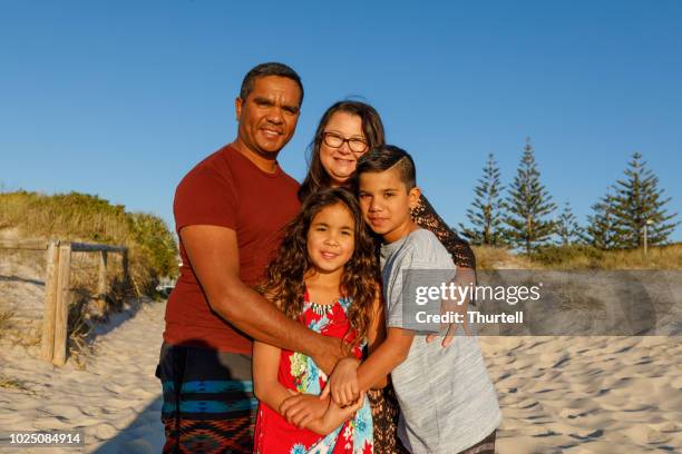 australische aborigines familie - aboriginal family stock-fotos und bilder