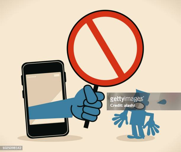 geschäftsmann stand vor einem großen smartphone, eine große hand aus dem handy hält eine leere verbotszeichen - ausgrenzung stock-grafiken, -clipart, -cartoons und -symbole